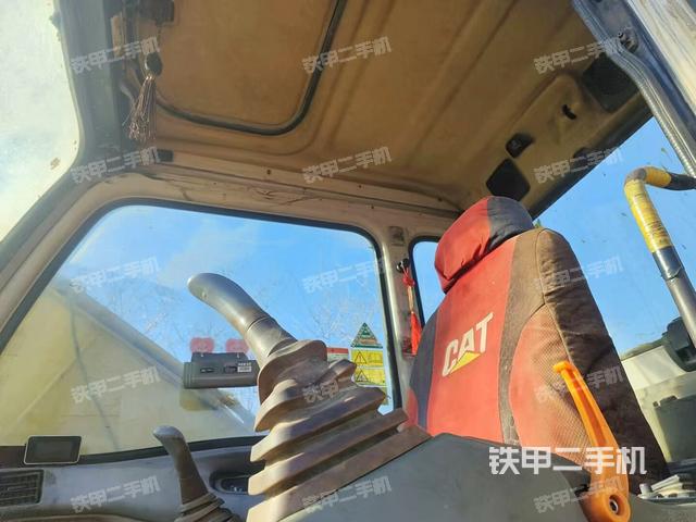 駕駛室整體(整機(jī)外觀) 駕駛室整體(整機(jī)外觀)