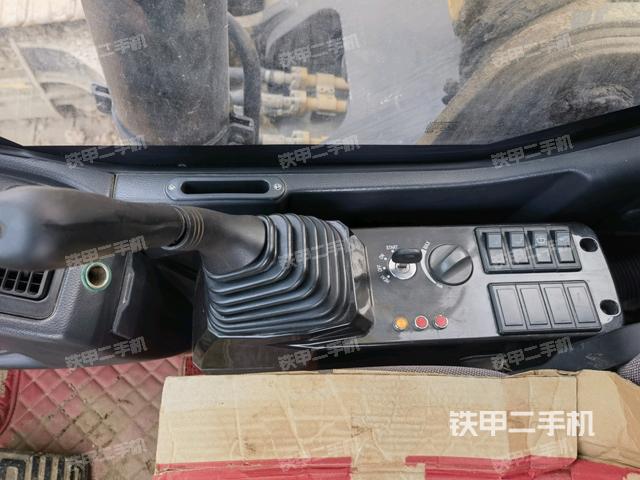 座椅右側控制臺/鑰匙門/油門/含右手柄(駕駛室部分) 座椅右側控制臺/鑰匙門/油門/含右手柄(駕駛室部分)
