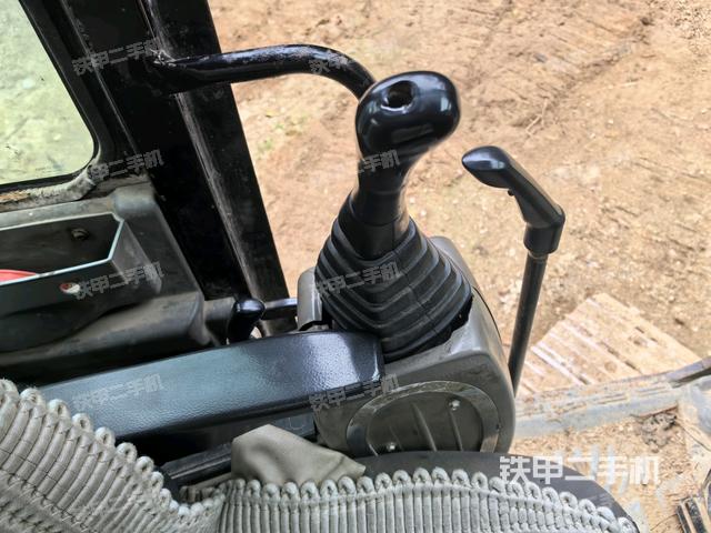 座椅右側(cè)控制臺(tái)/鑰匙門(mén)/油門(mén)/含右手柄(駕駛室部分) 座椅右側(cè)控制臺(tái)/鑰匙門(mén)/油門(mén)/含右手柄(駕駛室部分)