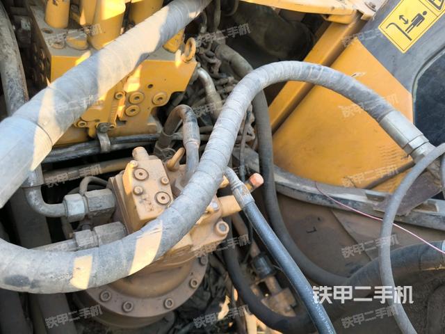 回轉(zhuǎn)馬達和主控閥(整機外觀) 回轉(zhuǎn)馬達和主控閥(整機外觀)