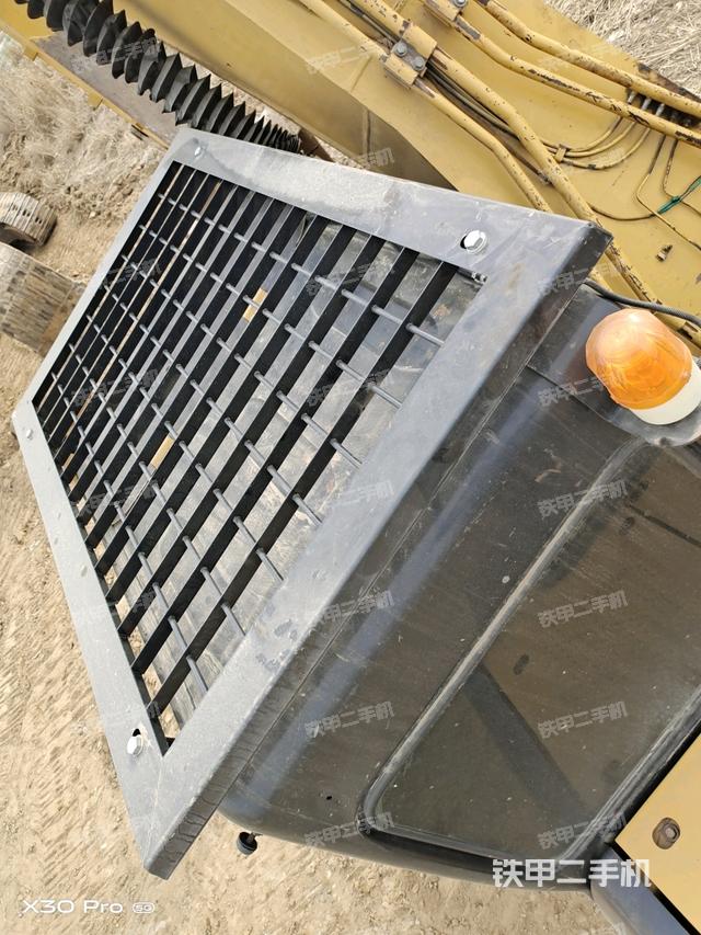 駕駛室頂部(整機(jī)外觀) 駕駛室頂部(整機(jī)外觀)