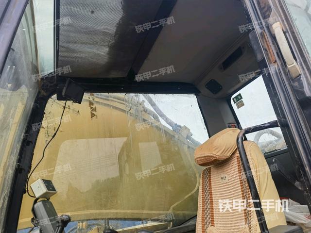 行走控制手柄和踏板?俯拍（駕駛室部分）