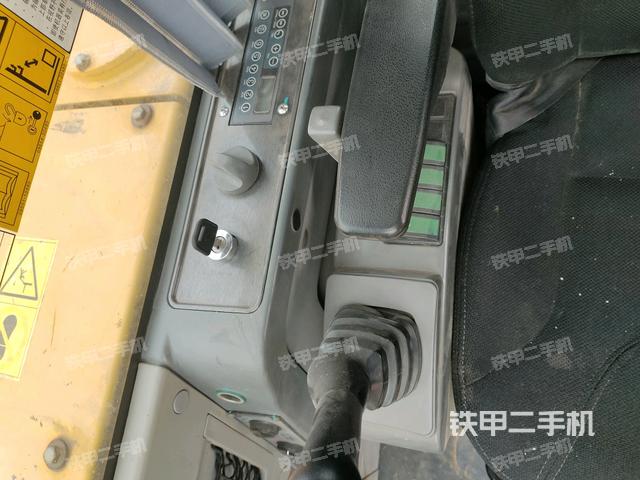 座椅右側(cè)控制臺/鑰匙門/油門/含右手柄(駕駛室部分) 座椅右側(cè)控制臺/鑰匙門/油門/含右手柄(駕駛室部分)