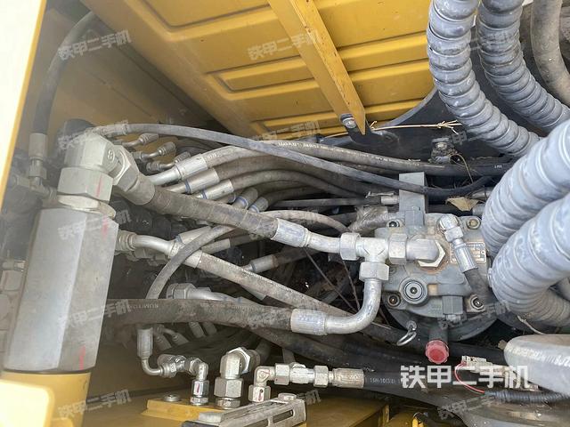 回轉(zhuǎn)馬達和主控閥(整機外觀) 回轉(zhuǎn)馬達和主控閥(整機外觀)