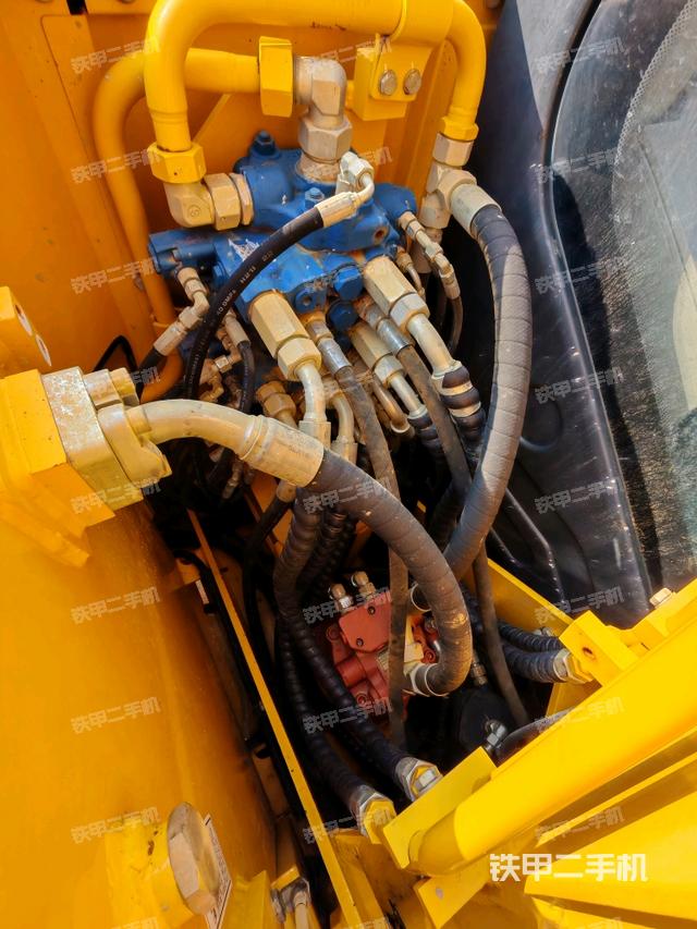 回轉(zhuǎn)馬達(dá)和主控閥（整機(jī)外觀）