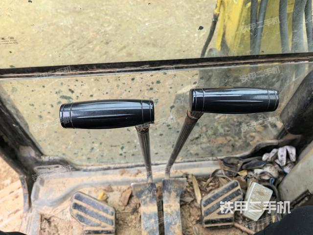 行走控制手柄和踏板?俯拍(駕駛室部分) 行走控制手柄和踏板?俯拍(駕駛室部分)