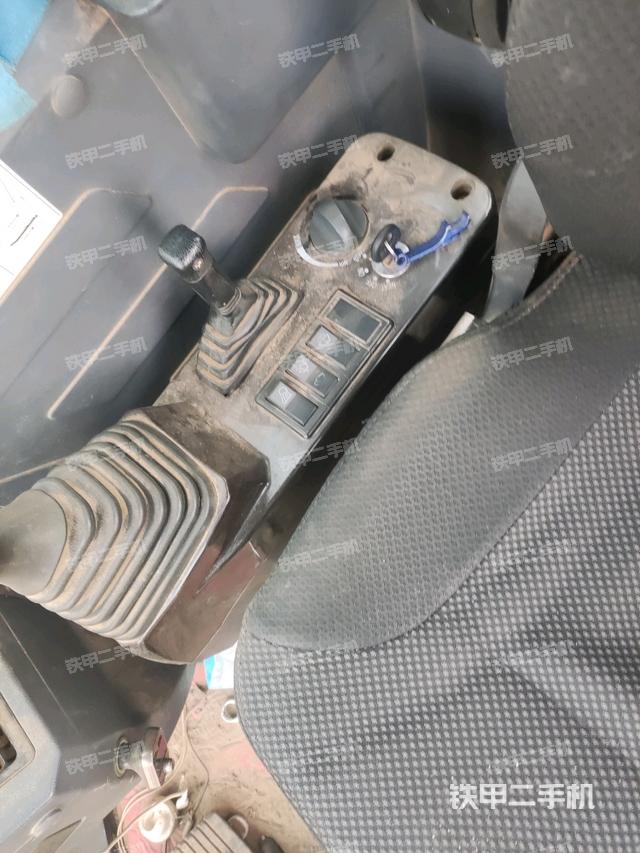 座椅右側(cè)控制臺(tái)/鑰匙門/油門/含右手柄（駕駛室部分）