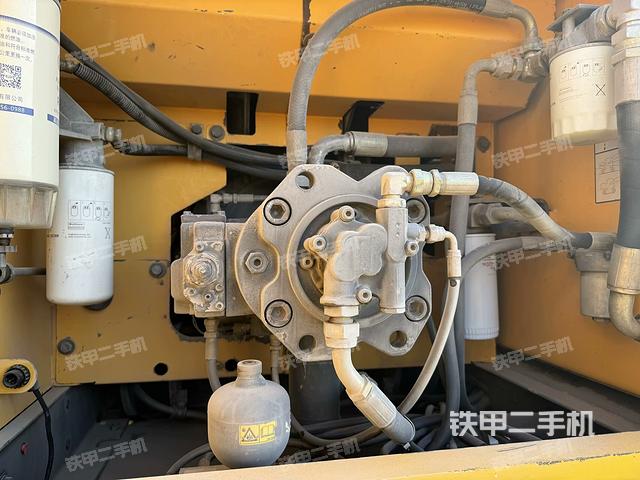 液壓泵艙室正面整體（整機外觀）