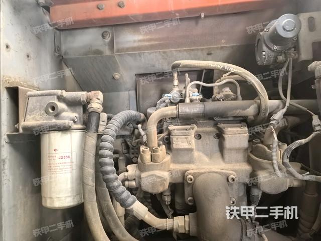 液壓泵艙室正面整體（整機外觀）