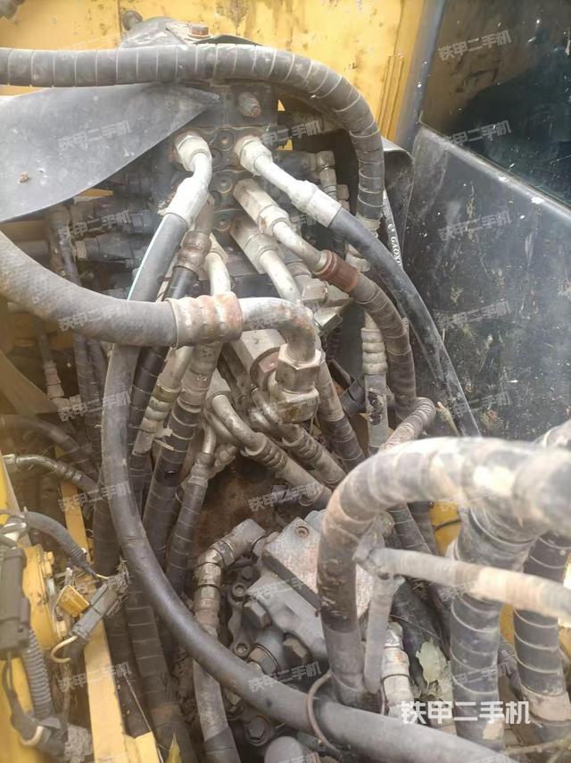 回轉(zhuǎn)馬達(dá)和主控閥（整機(jī)外觀）