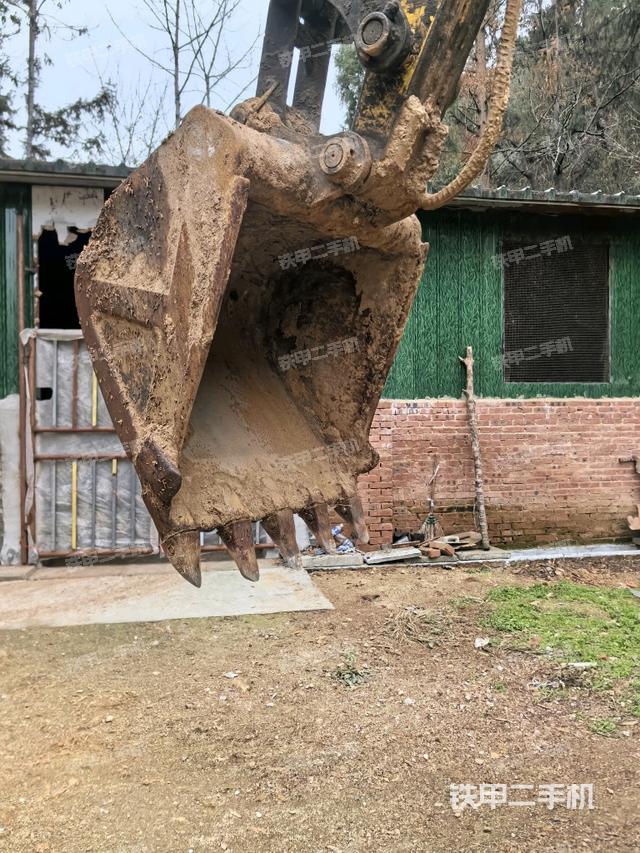 鏟斗右后整體(工作和回轉(zhuǎn)裝置) 鏟斗右后整體(工作和回轉(zhuǎn)裝置)