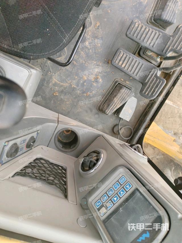 行走控制手柄和踏板?俯拍(駕駛室部分) 行走控制手柄和踏板?俯拍(駕駛室部分)