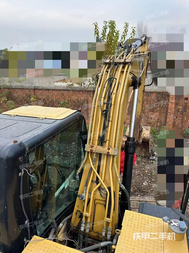 駕駛室頂部(整機(jī)外觀) 駕駛室頂部(整機(jī)外觀)