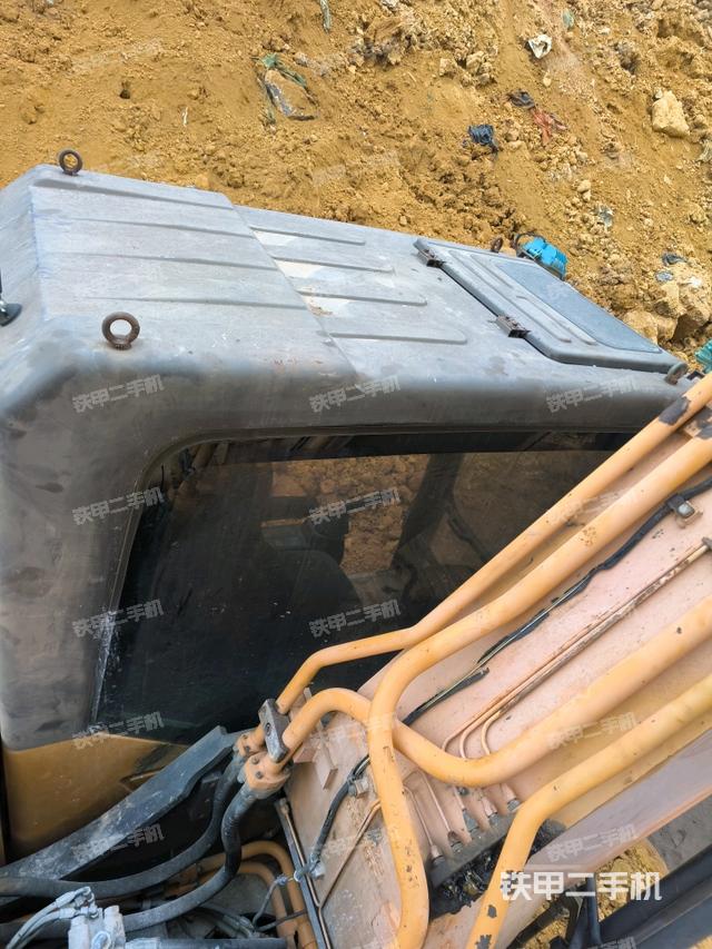 駕駛室頂部(整機(jī)外觀) 駕駛室頂部(整機(jī)外觀)