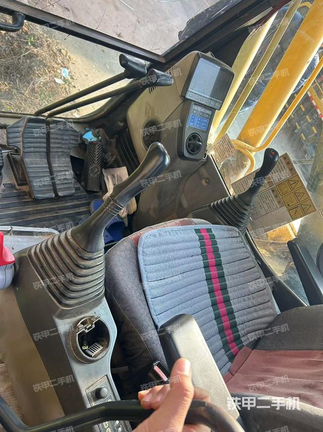 駕駛室整體(整機(jī)外觀) 駕駛室整體(整機(jī)外觀)
