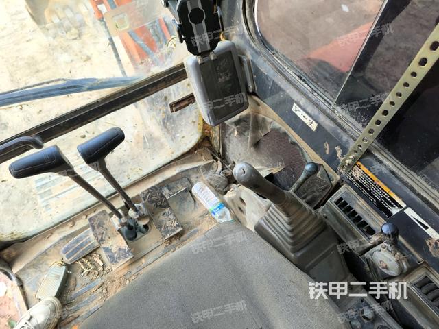 回轉(zhuǎn)馬達(dá)和主控閥（整機(jī)外觀）