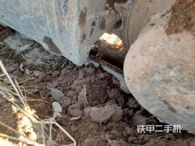 單側(cè)履帶整體(整機(jī)外觀) 單側(cè)履帶整體(整機(jī)外觀)