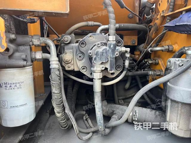 液壓泵艙室正面整體（整機外觀）