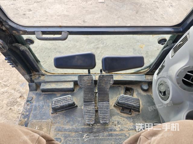 行走控制手柄和踏板?俯拍（駕駛室部分）