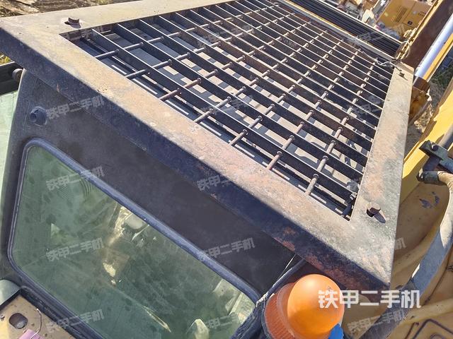 駕駛室頂部(整機(jī)外觀) 駕駛室頂部(整機(jī)外觀)