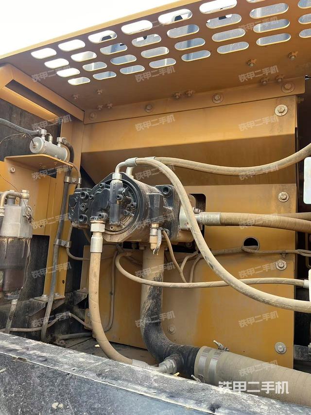 液壓泵艙室正面整體（整機(jī)外觀）