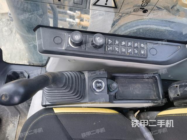 座椅右側(cè)控制臺(tái)/鑰匙門/油門/含右手柄(駕駛室部分) 座椅右側(cè)控制臺(tái)/鑰匙門/油門/含右手柄(駕駛室部分)