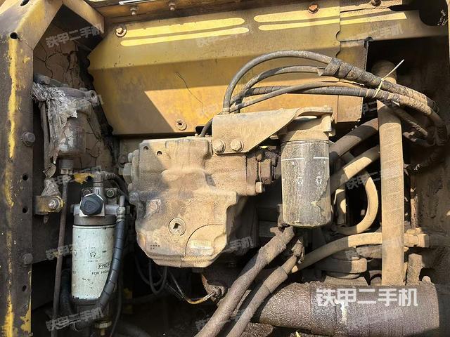 液壓泵艙室正面整體(整機(jī)外觀) 液壓泵艙室正面整體(整機(jī)外觀)