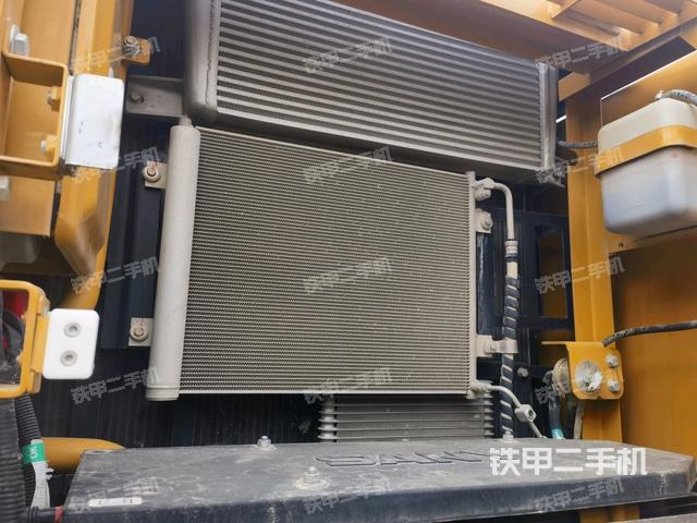 散熱器正面(大件艙室) 散熱器正面(大件艙室)