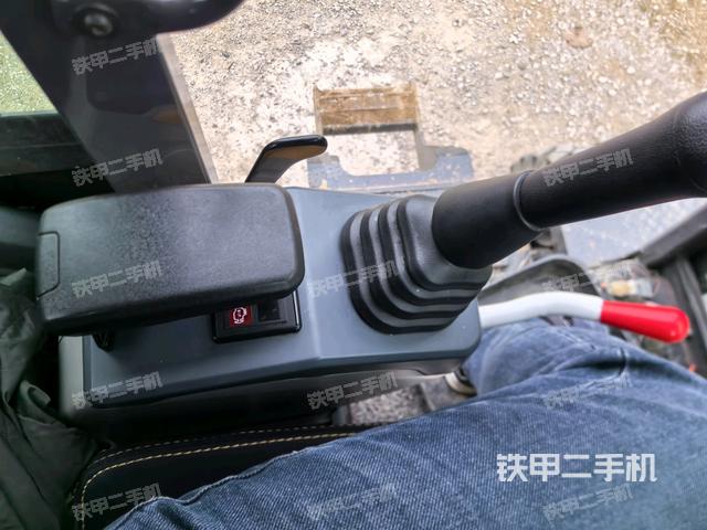 座椅左側(cè)控制臺/音響/含左手柄(駕駛室部分) 座椅左側(cè)控制臺/音響/含左手柄(駕駛室部分)