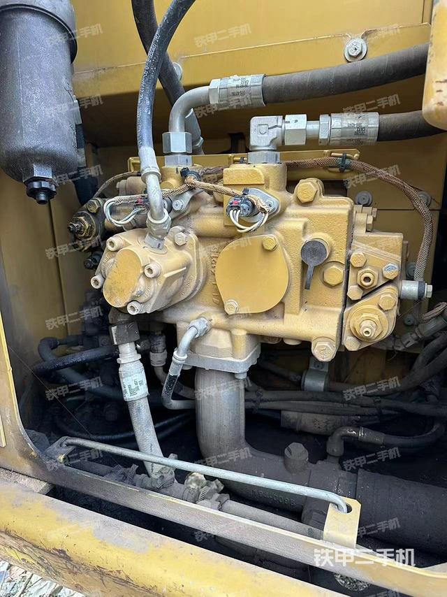 液壓泵艙室正面整體(整機(jī)外觀) 液壓泵艙室正面整體(整機(jī)外觀)