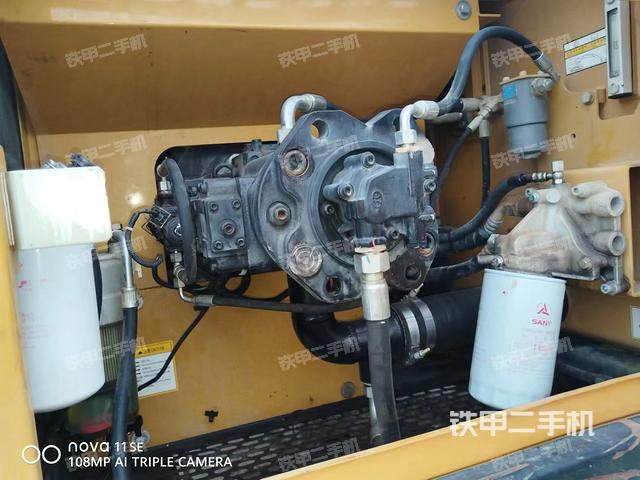 液壓泵艙室正面整體（整機外觀）