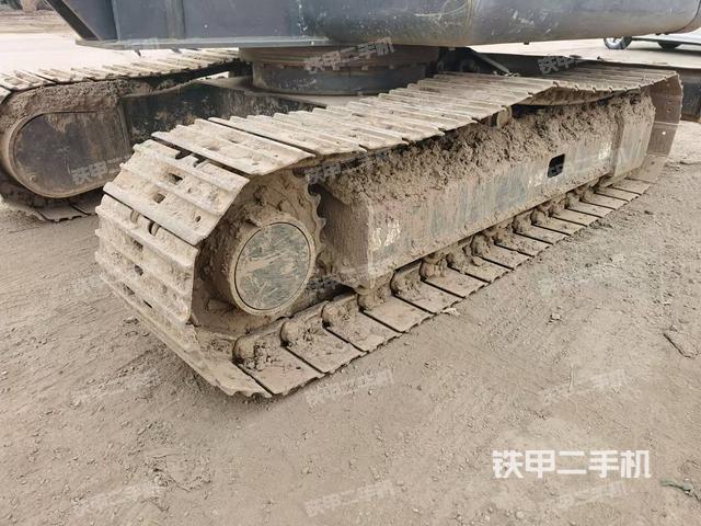 單側(cè)履帶整體(整機(jī)外觀) 單側(cè)履帶整體(整機(jī)外觀)
