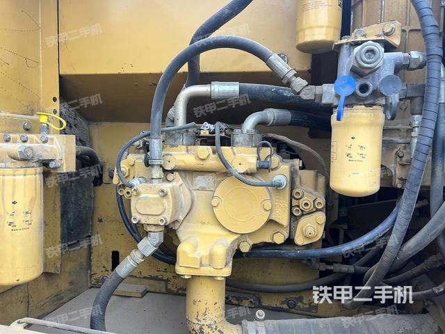 液壓泵艙室正面整體(整機(jī)外觀) 液壓泵艙室正面整體(整機(jī)外觀)