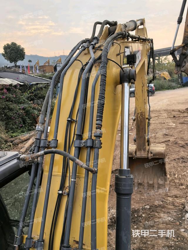 大臂背部俯視（工作和回轉(zhuǎn)裝置）