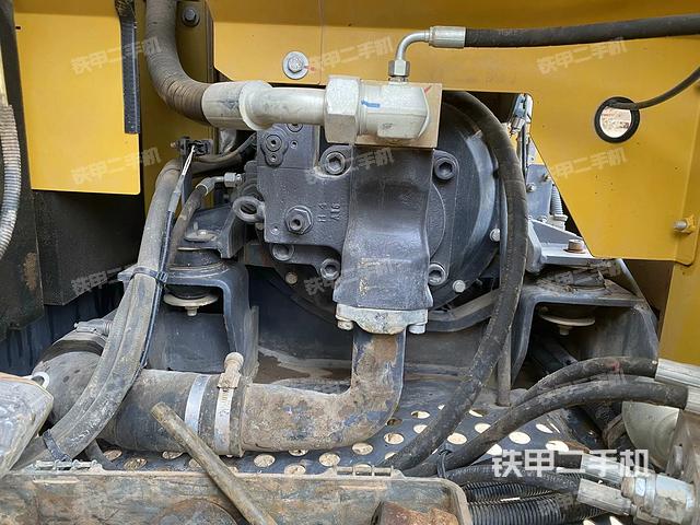 液壓泵艙室正面整體(整機外觀) 液壓泵艙室正面整體(整機外觀)