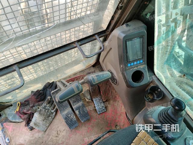 行走控制手柄和踏板?俯拍(駕駛室部分) 行走控制手柄和踏板?俯拍(駕駛室部分)