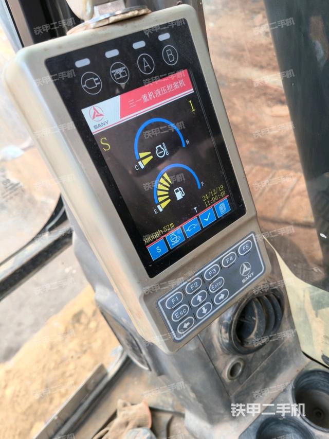 駕駛室整體(整機(jī)外觀) 駕駛室整體(整機(jī)外觀)