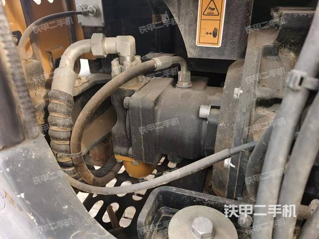 液壓泵艙室正面整體(整機(jī)外觀) 液壓泵艙室正面整體(整機(jī)外觀)