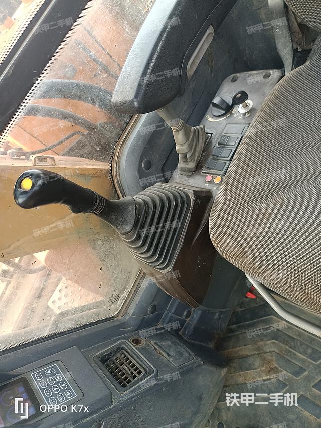 駕駛室整體(整機(jī)外觀) 駕駛室整體(整機(jī)外觀)
