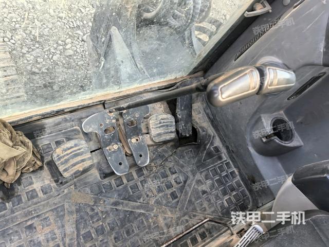 行走控制手柄和踏板?俯拍(駕駛室部分) 行走控制手柄和踏板?俯拍(駕駛室部分)