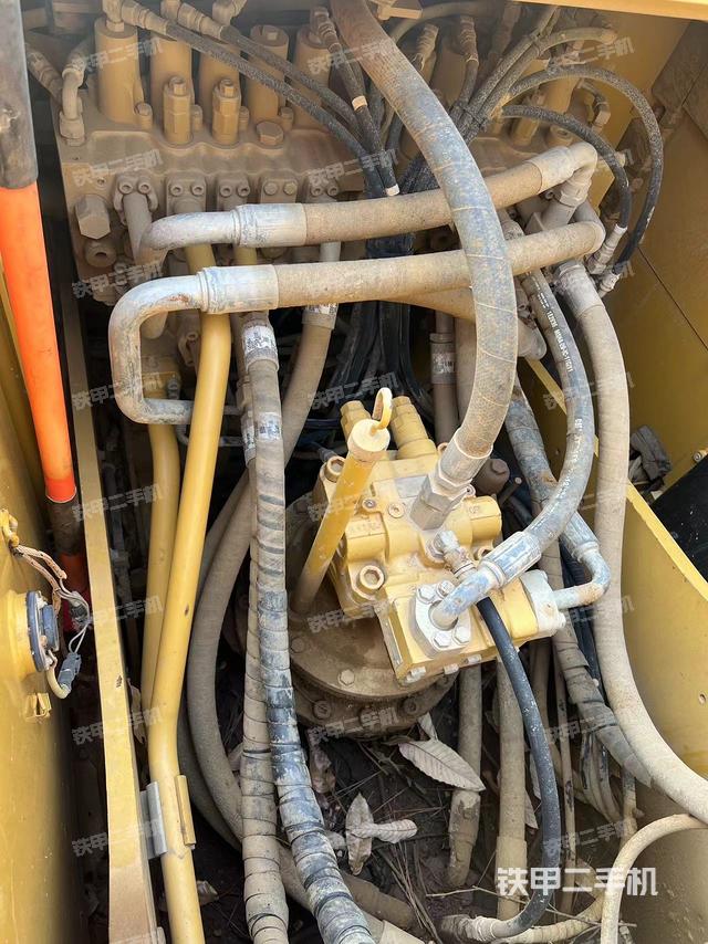 回轉(zhuǎn)馬達(dá)和主控閥（整機(jī)外觀）