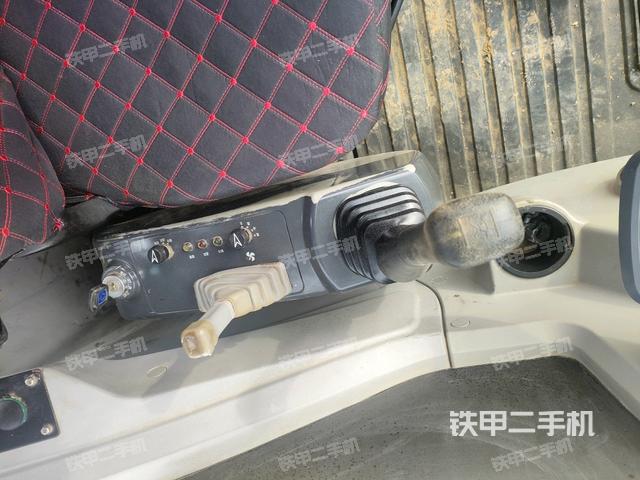 座椅右側(cè)控制臺/鑰匙門/油門/含右手柄（駕駛室部分）