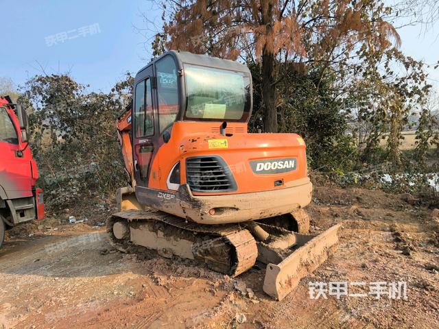 回轉(zhuǎn)馬達(dá)和主控閥(整機(jī)外觀) 回轉(zhuǎn)馬達(dá)和主控閥(整機(jī)外觀)