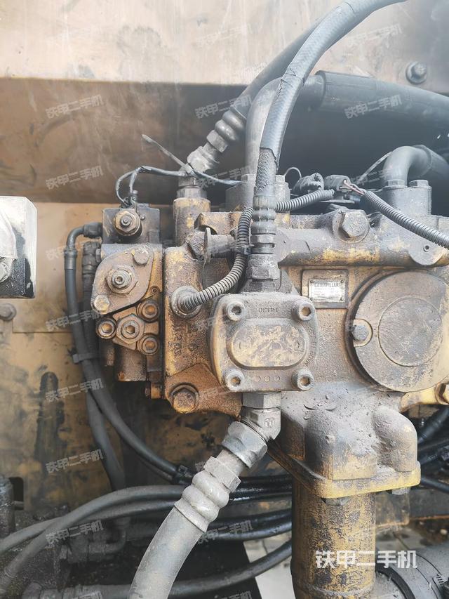 液压泵舱室正面整体（整机外观）