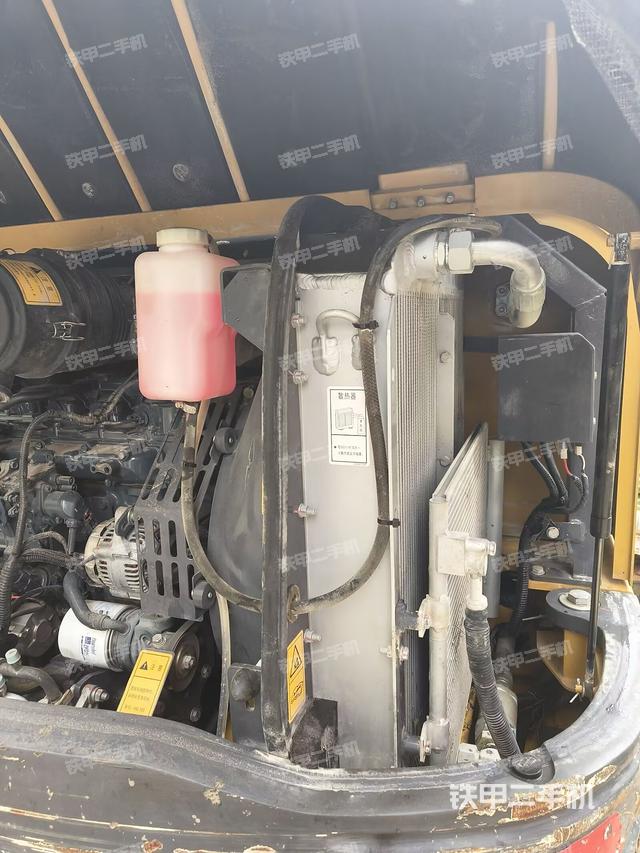 回轉(zhuǎn)馬達(dá)和主控閥（整機(jī)外觀）