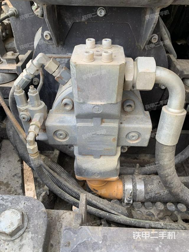 液壓泵艙室正面整體(整機外觀) 液壓泵艙室正面整體(整機外觀)