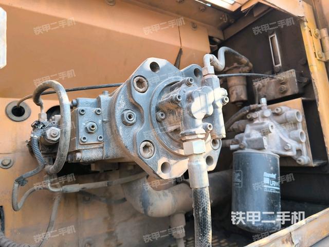 液壓泵艙室正面整體(整機外觀) 液壓泵艙室正面整體(整機外觀)