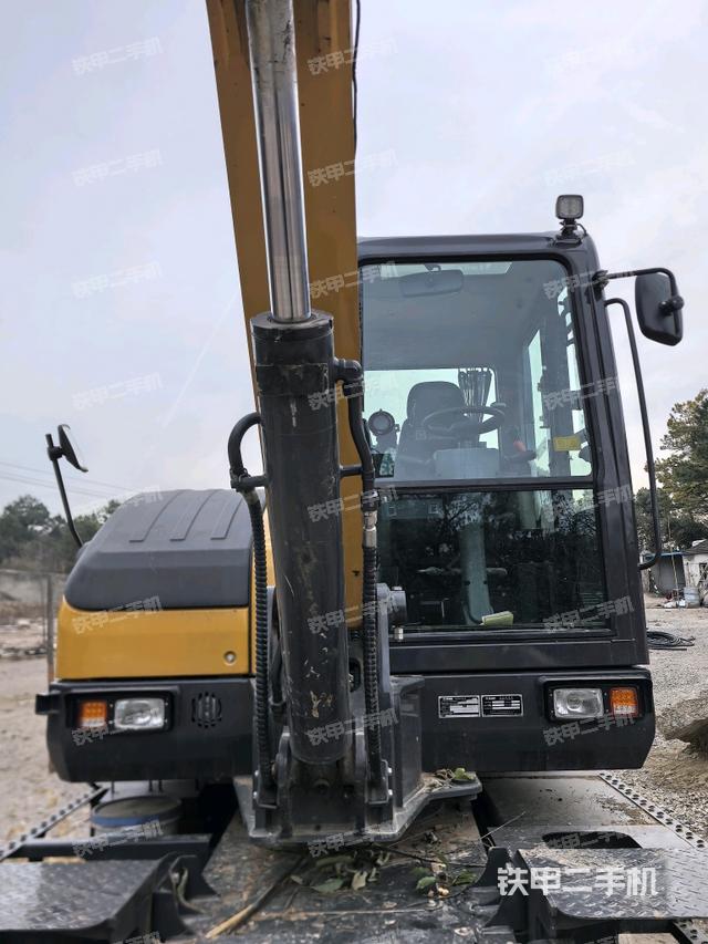 轉(zhuǎn)盤和下車架正前(工作和回轉(zhuǎn)裝置) 轉(zhuǎn)盤和下車架正前(工作和回轉(zhuǎn)裝置)