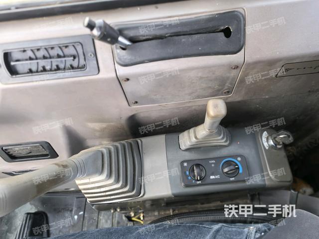 座椅右側(cè)控制臺/鑰匙門/油門/含右手柄(駕駛室部分) 座椅右側(cè)控制臺/鑰匙門/油門/含右手柄(駕駛室部分)