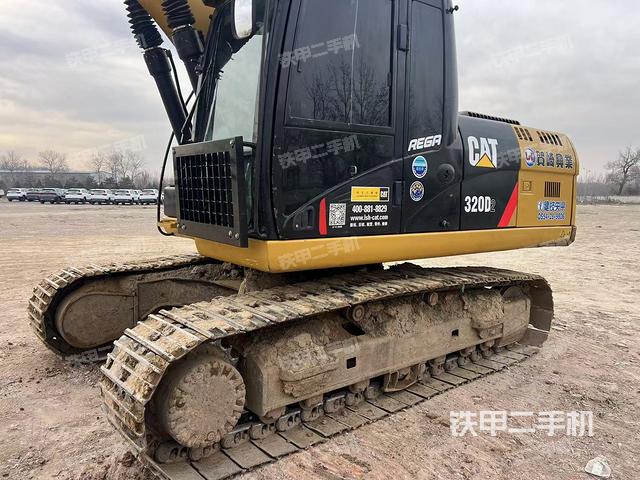 單側(cè)履帶整體(整機(jī)外觀) 單側(cè)履帶整體(整機(jī)外觀)